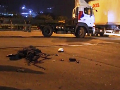 TP HCM Container cuốn xe máy vào gầm, 1 người tử vong