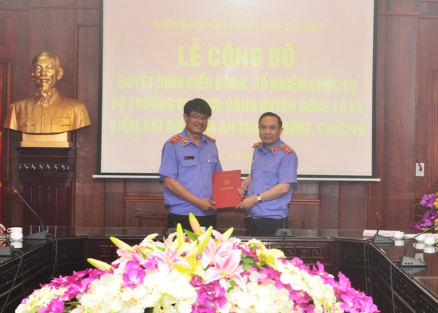 Phó Viện trưởng VKSNDTC Bùi Mạnh Cường trao quyết định và tặng hoa chúc mừng đồng chí Nguyễn Huy Tiến tại buổi Lễ