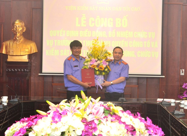 Phó Viện trưởng VKSNDTC Bùi Mạnh Cường trao quyết định và tặng hoa chúc mừng đồng chí Nguyễn Huy Tiến tại buổi Lễ