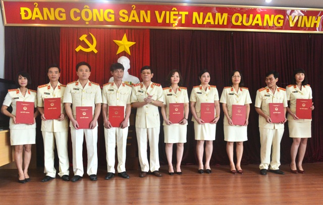 Phó Viện trưởng VKSNDTC Lê Hữu Thể trao quyết định cho các đồng chí được bổ nhiệm Kiểm sát viên trung cấp