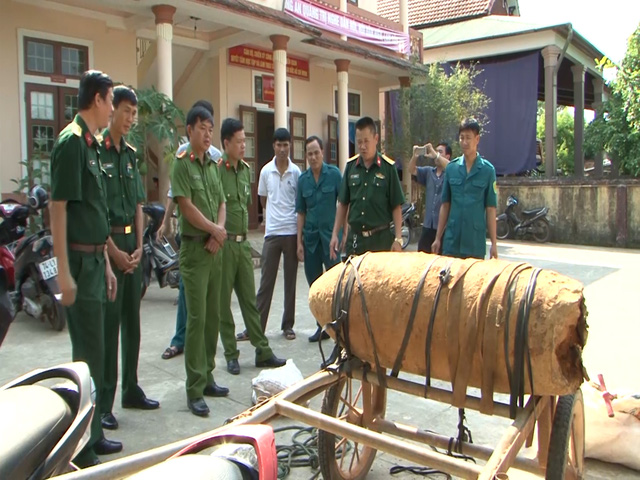Chở quả bom nặng hơn 300kg còn nguyên kíp nổ đi  bán