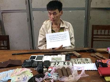 Cảnh sát tạo tiếng động giả, dụ sói rừng sâu sập bẫy