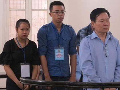 Chủ nhà hàng cầm đầu đường dây phân phối giấy sức khỏe giả