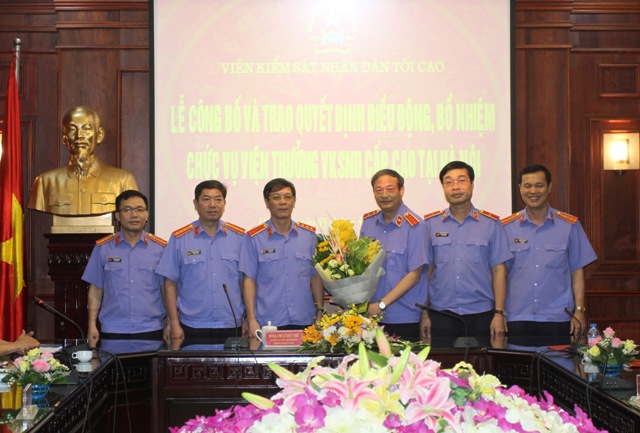 Phó Viện trưởng VKSNDTC Lê Hữu Thể trao quyết định và tặng hoa chúc mừng đồng chí Nguyễn Quang Thành tại buổi Lễ