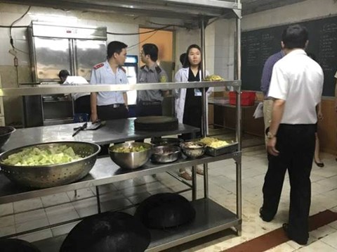 Hà Nội kiểm tra đột xuất bếp ăn tập thể cho sinh viên Đại học Bách Khoa
