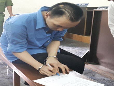 Chủ thầu rủ phụ hồ mang súng đi cướp tiệm vàng