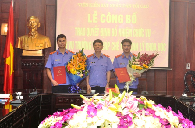Phó Viện trưởng VKSNDTC Lê Hữu Thể trao quyết định bổ nhiệm và tặng hoa chúc mừng hai đồng chí được bổ nhiệm chức vụ Phó Vụ trưởng Vụ 14