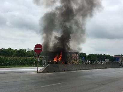 Xe tang chở người chết đi hỏa thiêu bốc cháy dữ dội