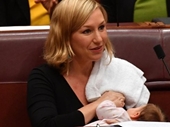 Nữ nghị sỹ Australia làm nên lịch sử khi cho con bú ở Nghị viện