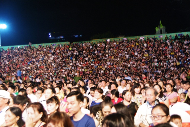 Lễ hội Hoa phượng Đỏ thu hút đông đảo người dân và du khách tham dự