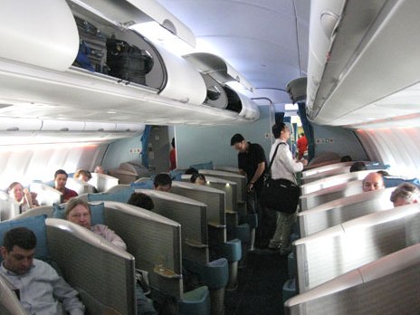 Cách tránh bị móc trộm tiền trên máy bay