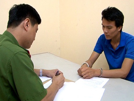 Khởi tố 2 đối tượng làm 4 000 phôi khám sức khỏe giả