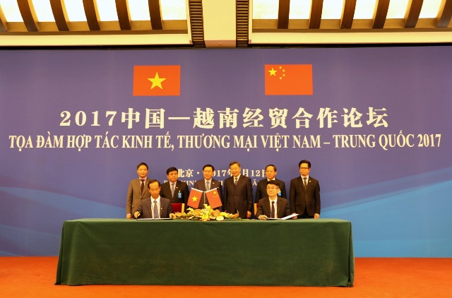 Ông Mai Hoài Anh – Giám đốc điều hành Kinh doanh Viamilk ký kết bản ghi nhớ hợp tác với đối tác Trung Quốc dưới sự chứng kiến của Lãnh đạo chính phủ và Bộ ngành hai nước