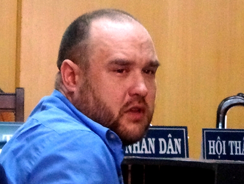 Gã Tây khóc, xin tòa cho giám định tâm thần