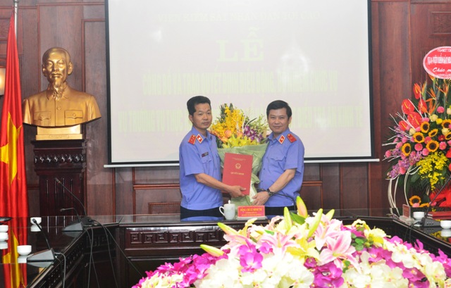 Đồng chí Lê Minh Trí, Ủy viên Trung ương Đảng, Viện trưởng VKSNDTC trao quyết định và tặng hoa chúc mừng đồng chí Nguyễn Văn Quảng tại buổi Lễ
