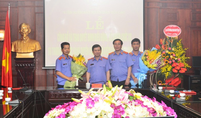 Viện trưởng VKSNDTC Lê Minh Trí và Phó Viện trưởng Thường trực VKSNDTC Nguyễn Hải Phong trao quyết định và tặng hoa chúc mừng đồng chí Nguyễn Văn Quảng tại buổi Lễ