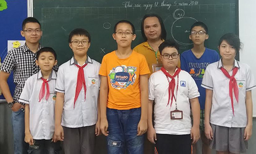 Thầy giáo Trần Phương, trợ giảng Hoàng Minh Tuệ (áo kẻ) cùng 6 học sinh Hà Nội tham dự kỳ thi năm nay. 