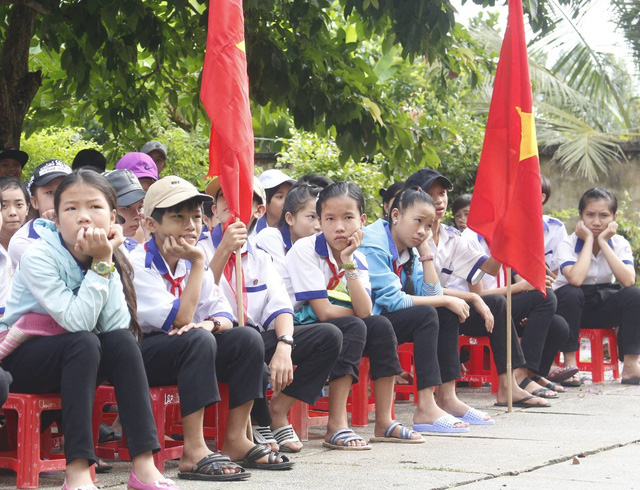 Việc hàng trăm học sinh trường tiểu học và THCS Tân Thuận 1 không được nhận thưởng là các em HS và phụ huynh rất buồn...