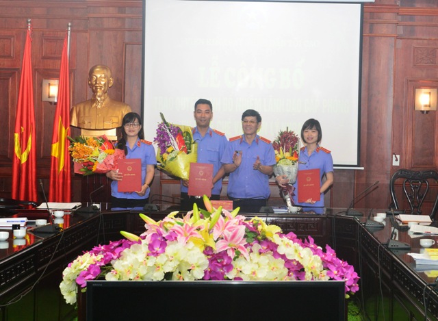 Đồng chí Lê Hữu Thể, Phó Viện trưởng VKSNDTC trao quyết định và tặng hoa chúc mừng 03 đồng chí được bổ nhiệm Phó Trưởng phòng Vụ 14