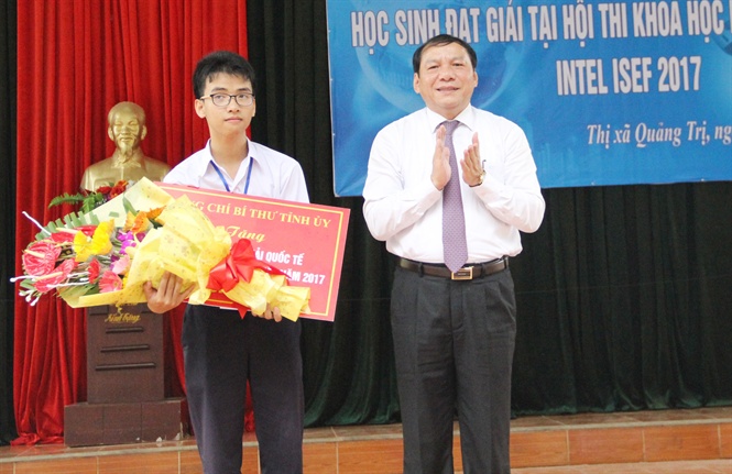 Bí thư Tỉnh ủy Quảng Trị Nguyễn Văn Hùng tặng hoa và phần thưởng vinh danh em Phạm Huy