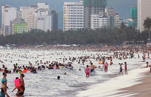 Người dân Nha Trang đi tắm biển từ rất sớm vì tin rằng sẽ xua đi vận xui