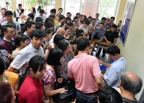 Phụ huynh chen lấn mua hồ sơ vào lớp 6 tại trường THCS Lương Thế Vinh, Hà Nội.