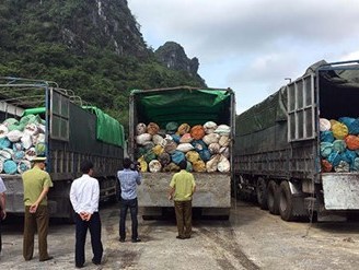 3 xe tải chở 45 tấn tóp mỡ đầy dòi đi tiêu thụ