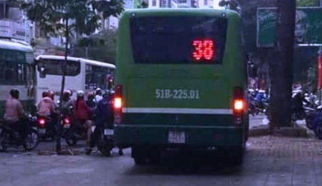 Hình ảnh xe buýt số 38 leo vỉa hè đường Nguyễn Thị Minh Khai khiến dư luận bức xúc (ảnh: facebook Bích Thảo Nguyễn)