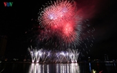 Sông Hàn rực rỡ trong đêm Thuỷ của lễ hội trình diễn pháo hoa