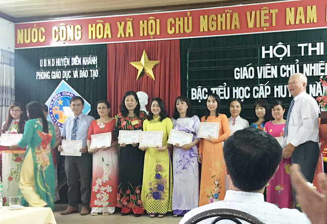 Cô Tuyến (áo dài vàng) trong Hội thi giáo viên chủ nhiệm giỏi bậc tiểu học - (Ảnh: NVCC)