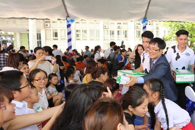 Ông Phan Minh Tiên – Giám đốc Điều Hành Vinamilk trao sữa cho các em nhỏ