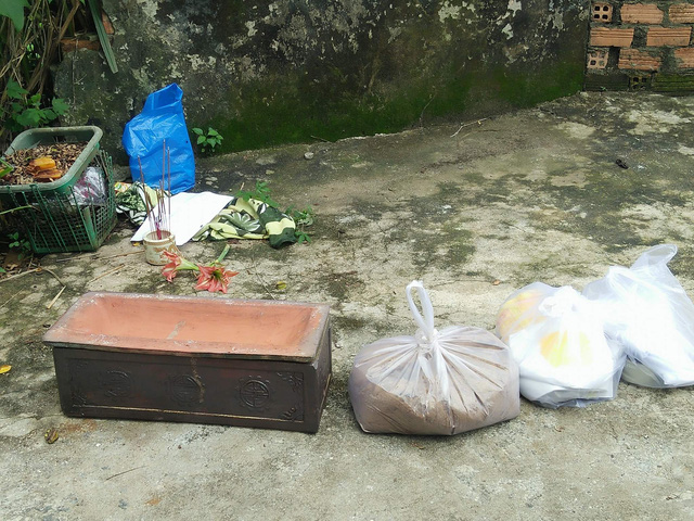 Thi thể bé gái bị bỏ rơi nhiều ngày bên đường