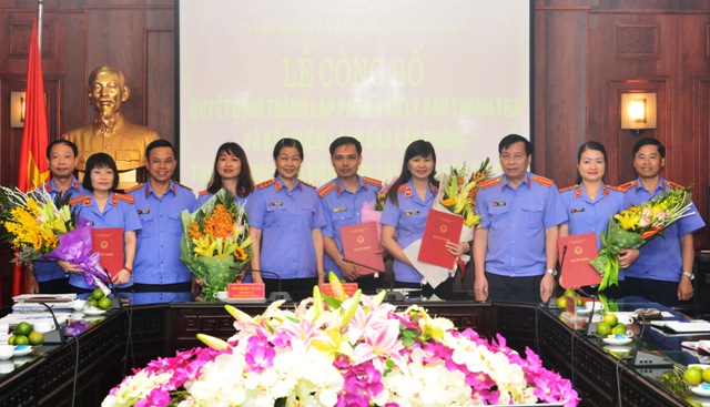 Đồng chí Nguyễn Thị Thủy Khiêm, Phó Viện trưởng VKSNDTC trao quyết định và tặng hoa chúc mừng các đồng chí được bổ nhiệm lãnh đạo cấp phòng thuộc Thanh tra VKSNDTC
