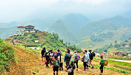 Đi bộ dưới chân Hoàng Liên Sơn