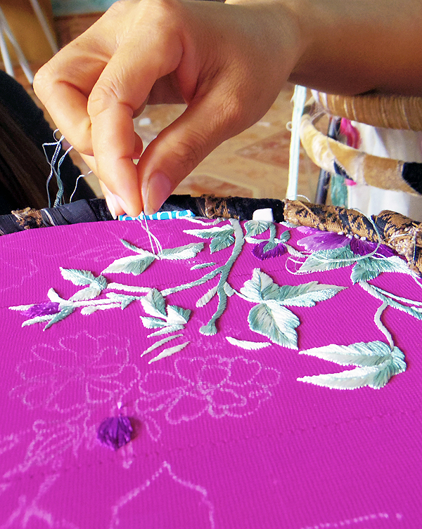 Dưới đôi bàn tay của người thợ thêu, cây kim thêu trở nên rất linh hoạt đang dệt lên những hoa văn rực rỡ.Ảnh minh họa.