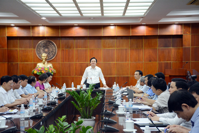 Bộ trưởng Phùng Xuân Nhạ giải thích về đề xuất thí điểm chuyển dần viên chức giáo viên sang hợp đồng lao động