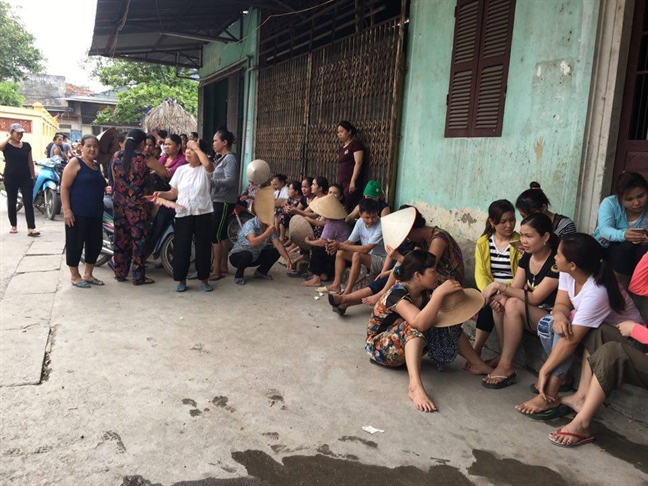 Bé trai sơ sinh tử vong trong chậu nước cùng dòng chữ tao giết con mày