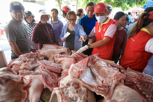 Một điểm bán thịt heo “giải cứu” trên đường Nơ Trang Long (quận Bình Thạnh, TP HCM) thu hút đông đảo người mua Ảnh: Hoàng Triều