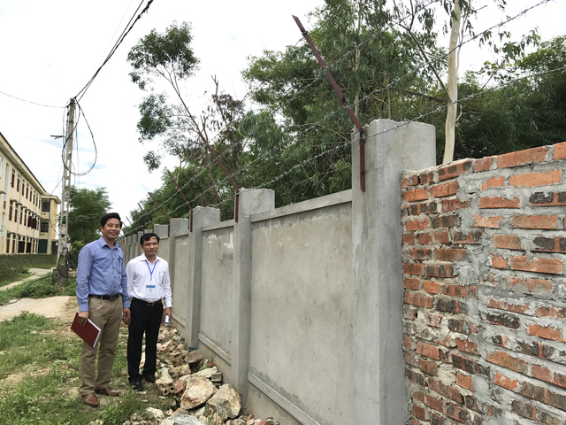 Xây thêm hàng rào thép gai để bảo vệ trường thi
