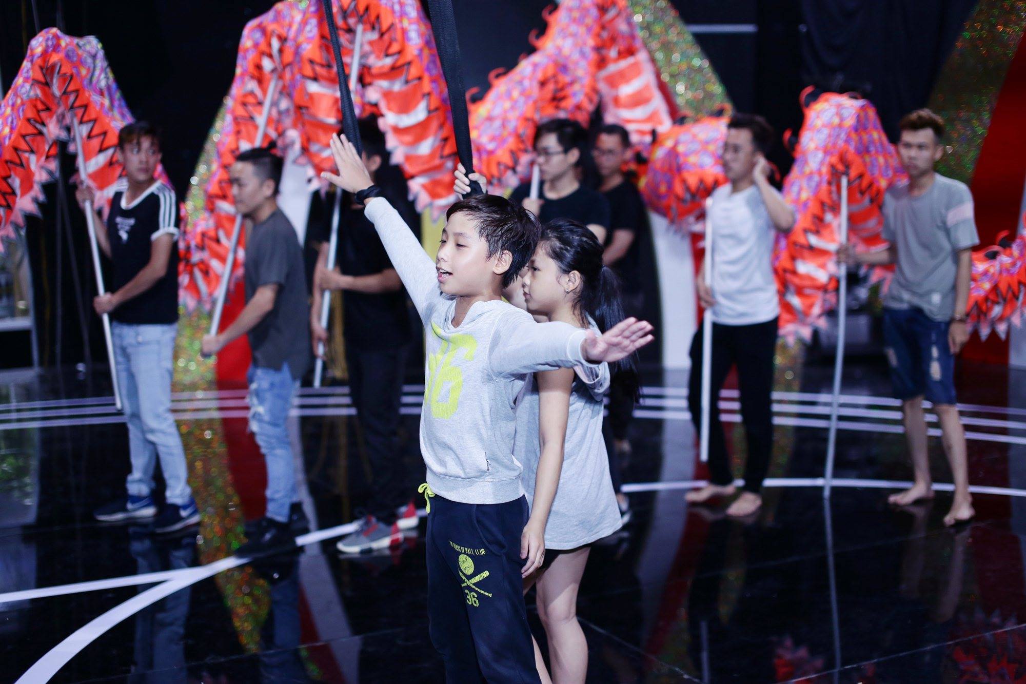 Hotboy nhí Tô Trung Tín mạo hiểm đu dây, nhào lộn