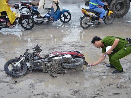 Ôtô container tông nhiều xe máy khi đổ cầu Phú Mỹ, 2 người chết