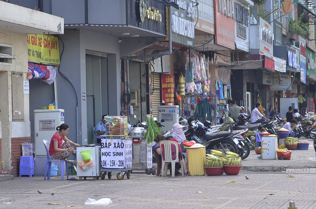 Vỉa hè đường Nguyễn Thái Học thuộc phường Cầu Ông Lãnh bị người dân, doanh nghiệp chiếm dụng để buôn bán