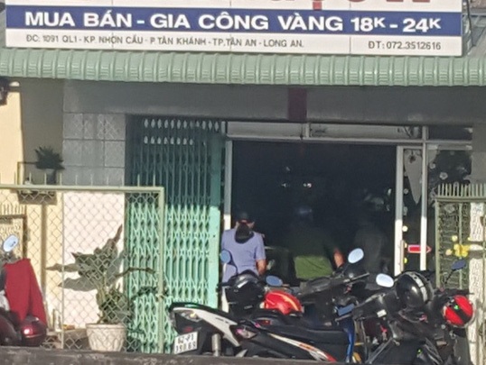 Vác dao chém bà chủ, cướp tiệm vàng giữa ban ngày