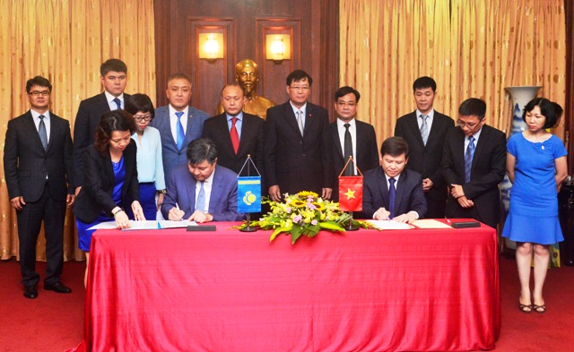 Viện trưởng VKSNDTC Lê Minh Trí và Tổng Viện trưởng Tổng Viện kiểm sát nước Cộng hòa Ca-dắc-xtan Zhakip Assanov ký Hiệp định 