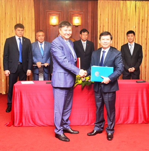 Viện trưởng VKSNDTC Lê Minh Trí và Tổng Viện trưởng Tổng Viện kiểm sát nước Cộng hòa Ca-dắc-xtan Zhakip Assanov tại Lễ ký Hiệp định