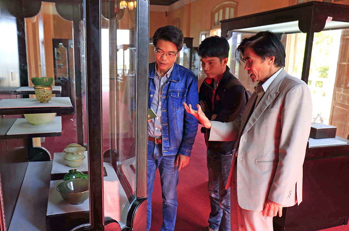 Du khách tham quan và thưởng lãm các bảo vật triều Nguyễn tại Bảo tàng Lâm Đồng. Ảnh: vnexpress