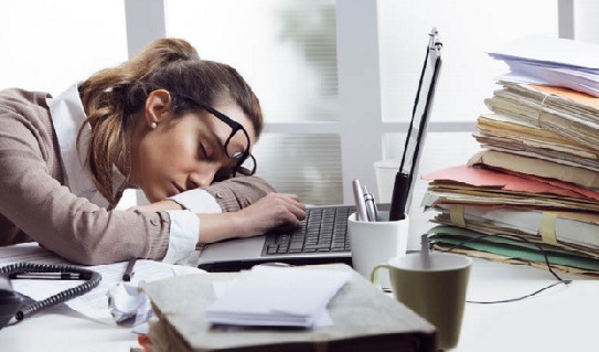 Thiếu ngủ sẽ ảnh hưởng đến hiệu quả làm việc của ngày hôm sau. Nghiên cứu cho thấy nó ảnh hưởng đến chức năng nhận thức của con người, giảm sự tập trung. Điều này dẫn tới học kém, suy nghĩ và tâm trạng suy giảm, cơ thể mệt mỏi (Hình minh họa) Nguồn: Internet