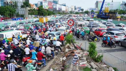  Các cầu vượt dẫn vào sân bay Tân Sơn Nhất khi xây dựng xong sẽ giảm ùn tắc cho sân bay Ảnh: M.Q