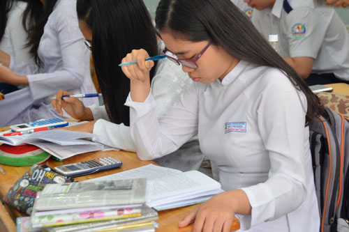 Học sinh Trường THPT Bùi THị Xuân (TP HCM) đang ôn thi chuẩn bị cho kỳ thi THPT quốc gia Ảnh: TẤN THẠNH