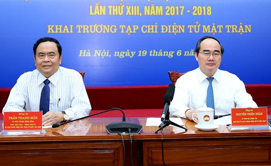 Đồng chí Nguyễn Thiện Nhân, Chủ tịch Ủy ban Trung ương Mặt trận Tổ quốc Việt Nam, Bí thư Thành ủy TP. Hồ Chí Minh; đồng chí Trần Thanh Mẫn, Phó Chủ tịch - Tổng Thư ký Ủy ban Trung ương Mặt trận Tổ quốc Việt Nam cùng các đại biểu thực hiện nghi thức ra mắt Tạp chí điện tử Mặt trận.